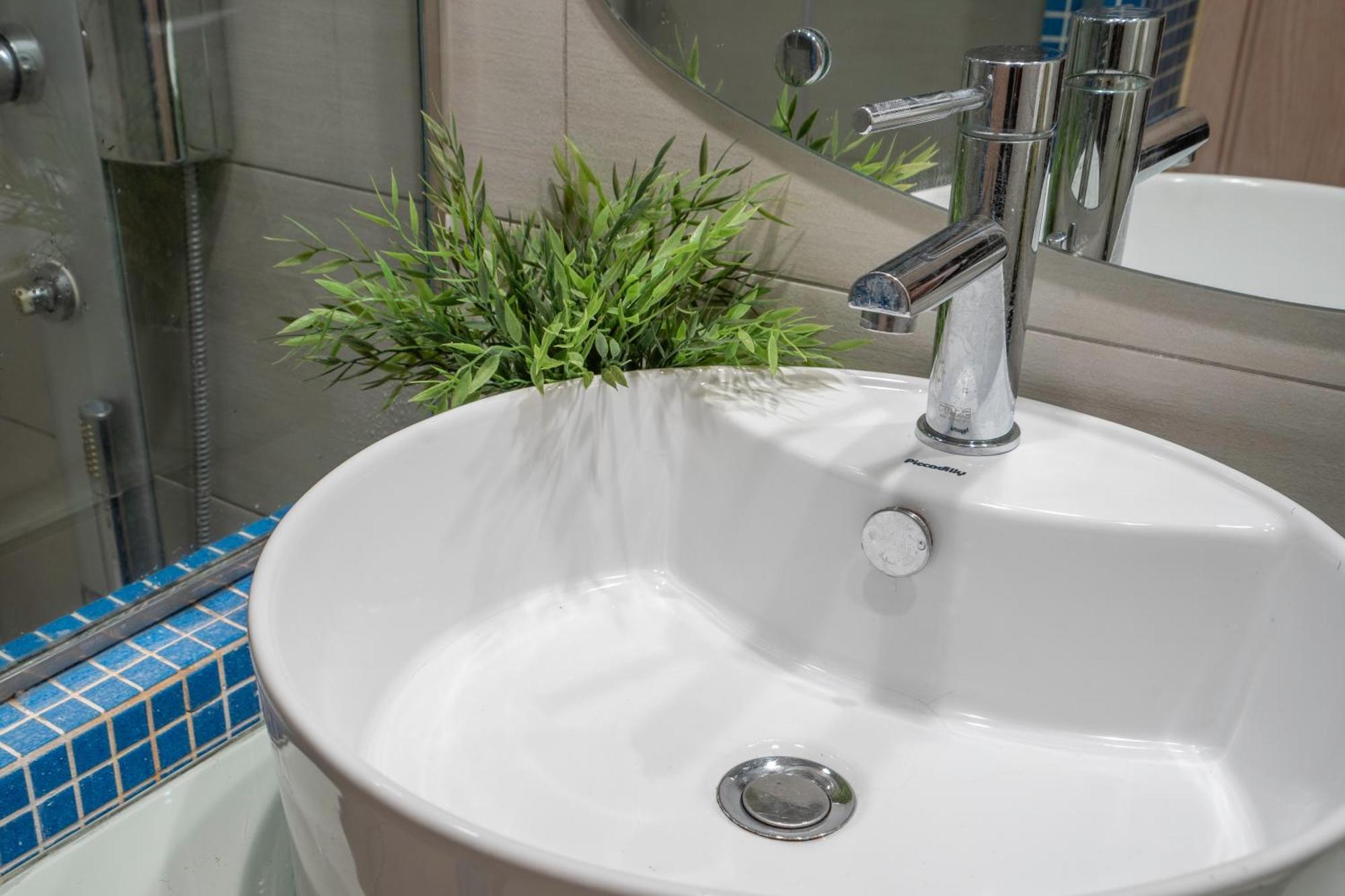 אתונה City Oasis: Newly Renovated 2Br Apt In City Center מראה חיצוני תמונה